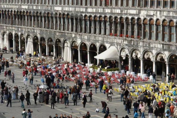 Bild: Cafe Lavena am Markusplatz