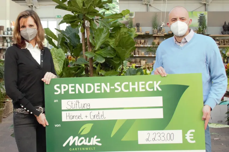Bild: Mauk Gartenwelt spendet 2.233,- Euro an Deutsche Kinderschutzstiftung Hänsel+Gretel