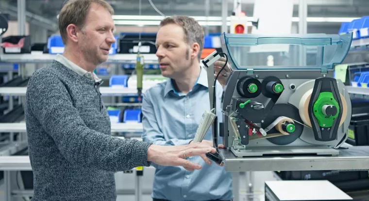 Bild: Mehrere Tausend Komponenten am Tag: cab Etikettendrucker typisieren WERMA Signalgeräte