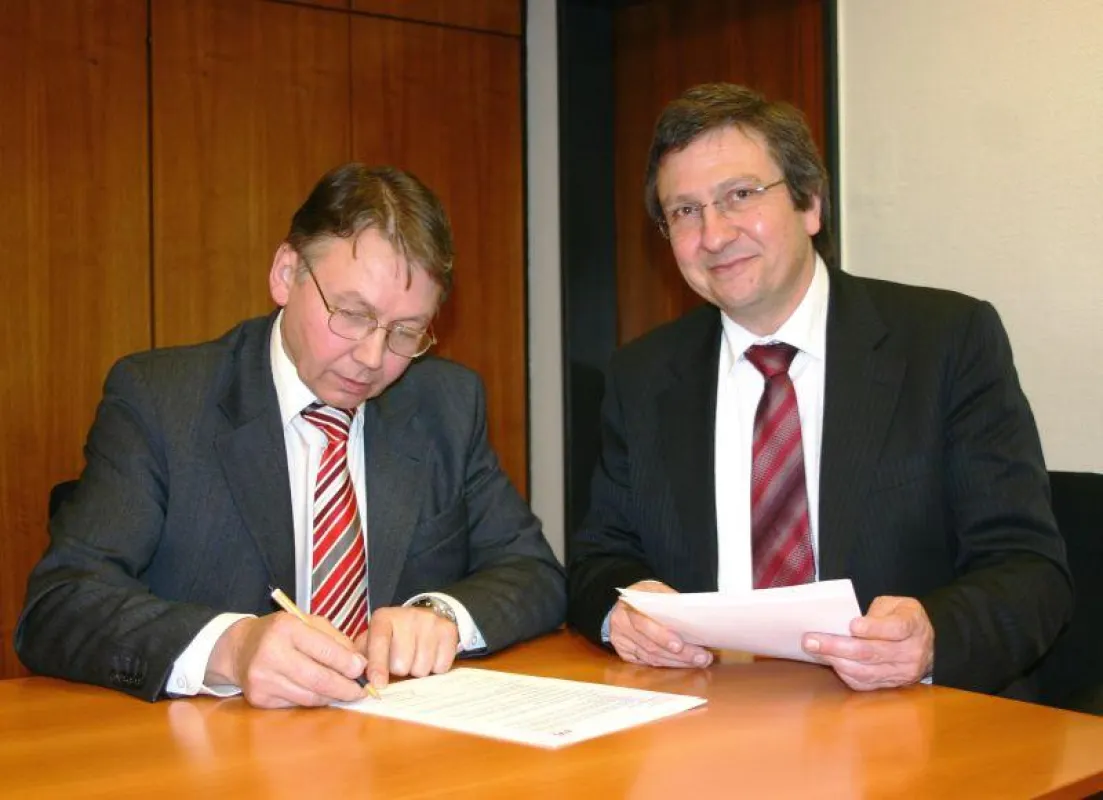 Unterzeichnung Koop.-Vertrag (v.l.) Harald Neuhaus,FVI - Dr. Wilhelm Schwick, FH-Dortmund