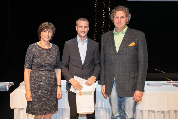 Bild: HE-S unterstützt jahrgangsbeste Hochschulabsolventen in Betriebswirtschaft und Elektro-und Informationstechnik