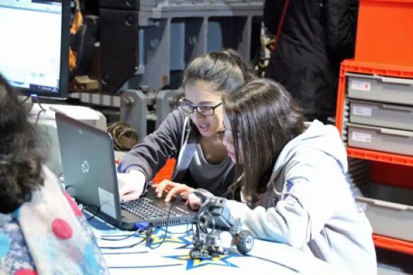 Bild: amcm erstmals mit zwei parallelen ROBERTA-Workshops im Deutschen Museum Bonn