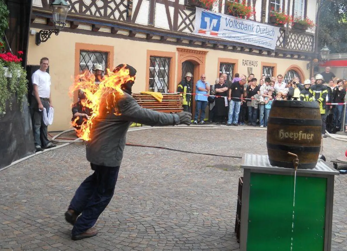 Deutschlandpremiere: Ortsvorsteher Thomas Tritsch ließ sich vom Profi anbrennen