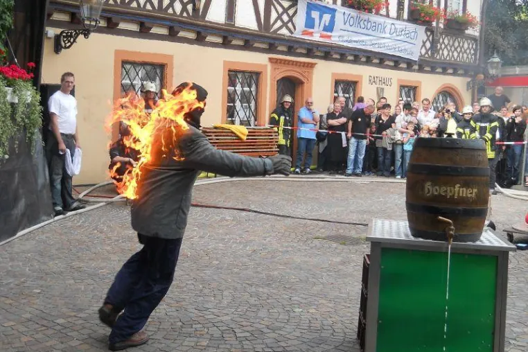 Deutschlands mutigster Bürgermeister mit gefährlichem Feuerstunt Bild: Deutschlands mutigster Bürgermeister mit gefährlichem Feuerstunt