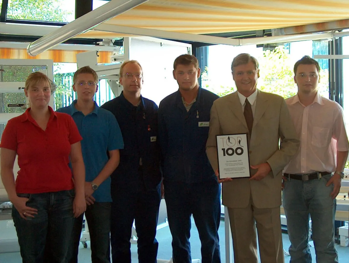 Justus M. Schmitz und seine Belegschaft freuen sich über die Auszeichnung als TOP 100-Unternehmen. Mit dem Gütesiegel werden jährlich die innovativsten deutschen mittelständischen Unternehmen prämiert