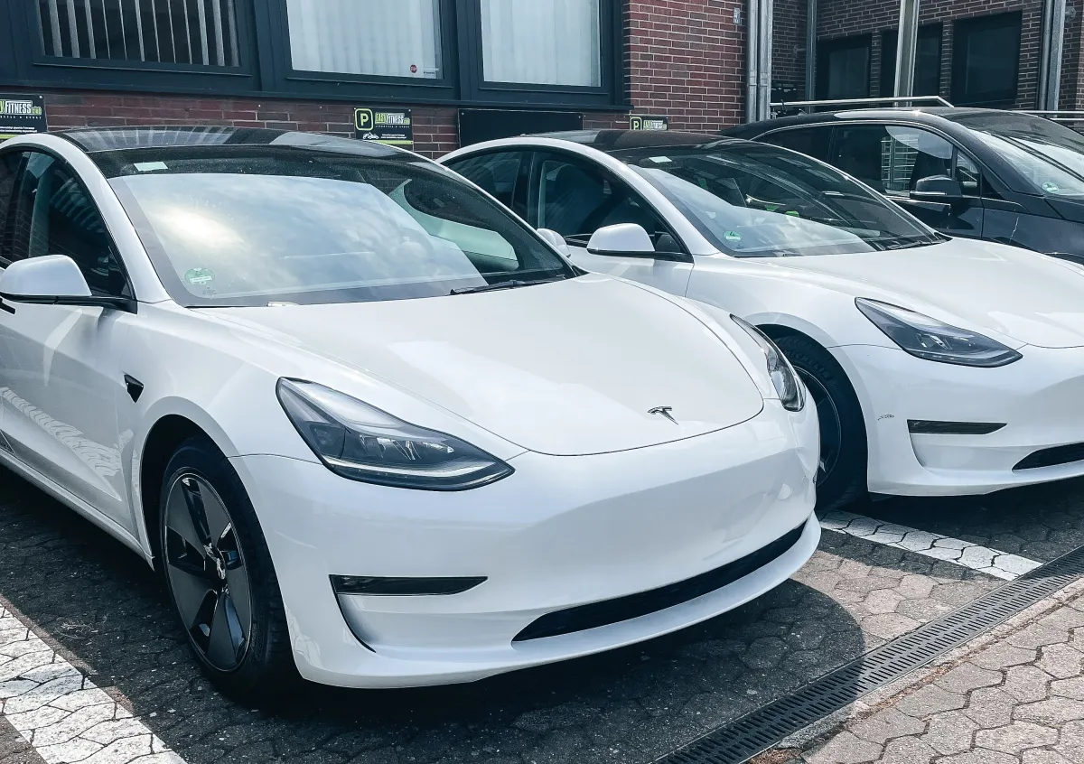Zwei neue Tesla Fahrzeuge vor den Ladesäulen des Headquarters von EASYFITNESS in Hannover