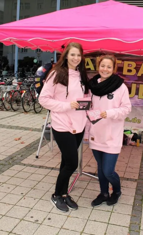 Laura Preissler und Friederike Rummeni (v.l.) vom Goldene Zwanziger e.V.