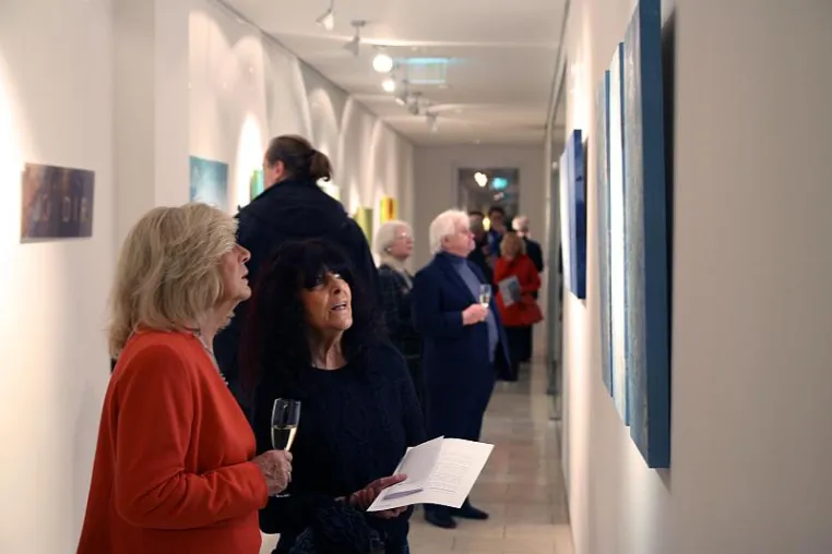 Bild: Art in Business Düsseldorf 2014 mit Ausstellung „kunst – zwischen den zeilen“ gestartet