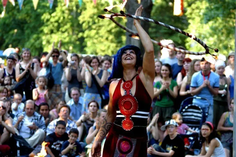 "BERLIN LACHT!" 5. Internationales Straßentheater Festival auf dem Mariannenplatz Bild: "BERLIN LACHT!" 5. Internationales Straßentheater Festival auf dem Mariannenplatz