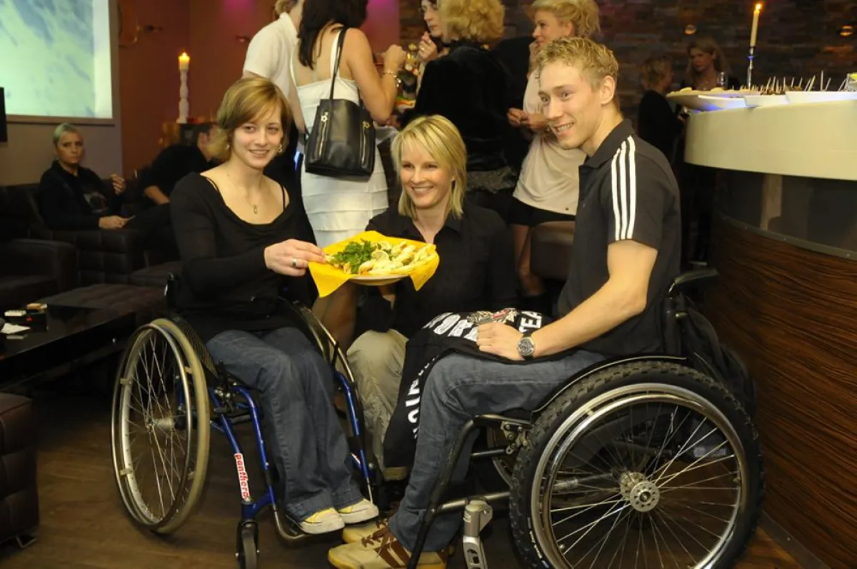 Anna Schaffelhuber (links), Hilde Gerg (Mitte), Georg Reiter (rechts) bei Benefizparty Black & White Night 2009 im Mach1, Nürnberg