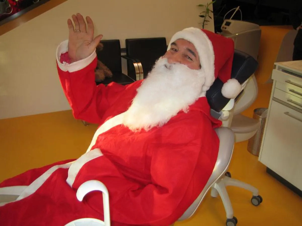 Der Weihnachtsmann auf dem Behandlungsstuhl in der Berliner Zahnarztpraxis KU64