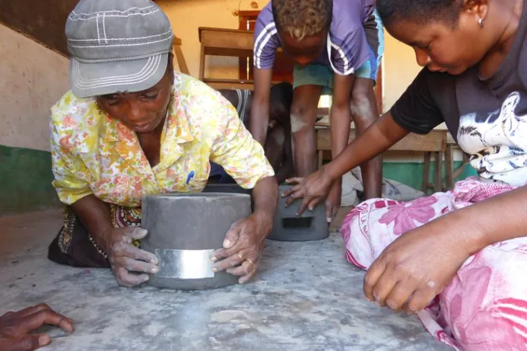 Bild: Bingo-Umweltstiftung fördert ökologische Öfen auf Madagaskar