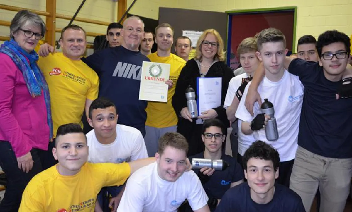 Das IB-Team in Bad Kreuznach bedankt sich mit einer Urkunde bei Herrn Merkelbach.