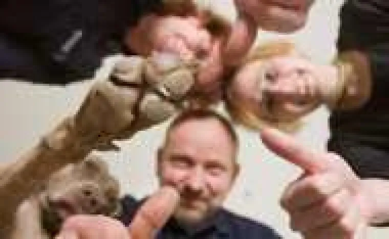 Bild: Das Enteloxieren von Aluminiumstücken