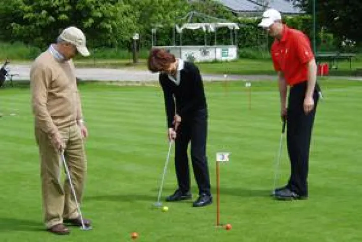 Bild: Therapie mit dem Golfschläger Beim PartnerProjektGolf in Frechen verbessern Schlaganfallpatienten ihr Handicap