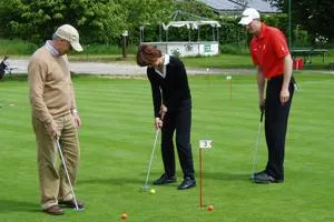 Therapie mit dem Golfschläger Beim PartnerProjektGolf in Frechen verbessern Schlaganfallpatienten ihr Handicap Bild: Therapie mit dem Golfschläger Beim PartnerProjektGolf in Frechen verbessern Schlaganfallpatienten ihr Handicap