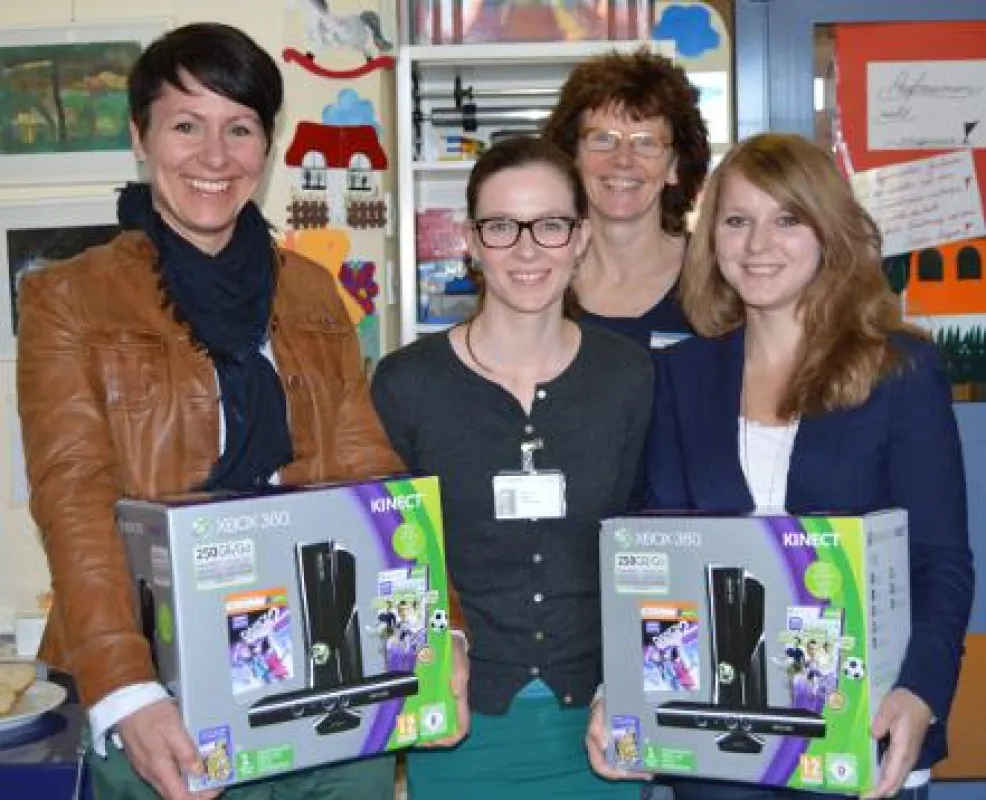 Caroline Stopp und Gudula Wissmann empfangen die Spende von Stephanie O`Reilly und Melanie Neumann