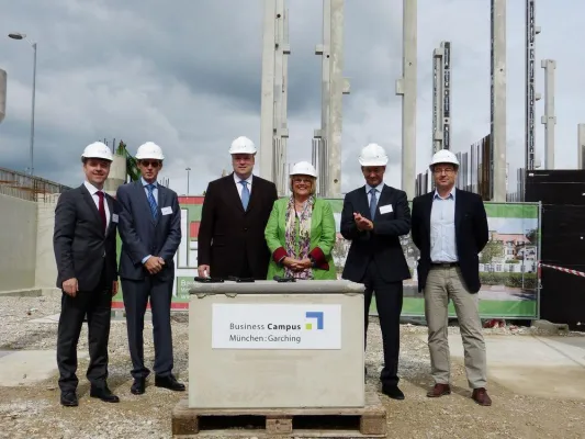 Bild: Das Fundament für neue Büros im Business Campus ist gelegt