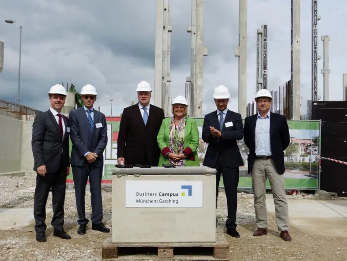 Bild: Das Fundament für neue Büros im Business Campus ist gelegt