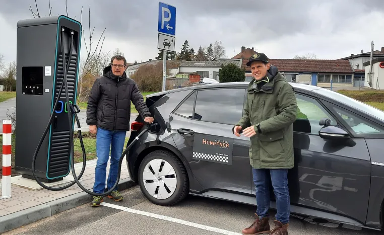 Elektroauto-Fahrer Laden in Bad Königshofen im Grabfeld ab sofort mit Hochgeschwindigkeit! Bild: Elektroauto-Fahrer Laden in Bad Königshofen im Grabfeld ab sofort mit Hochgeschwindigkeit!