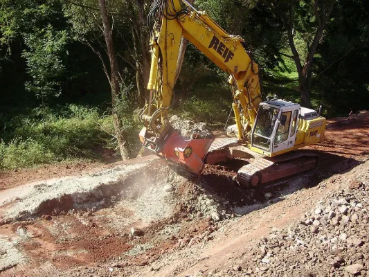 Bild: Klarer Kostenvorteil: Vor-Ort-Bodenaufbereitung im Dammbau