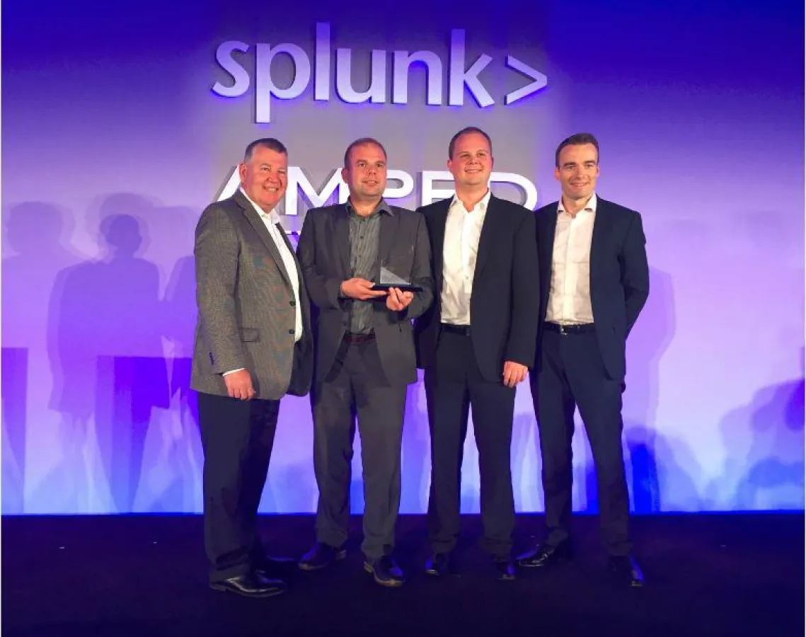 Dick Cahill, Vice President Splunk EMEA (1.v.l.) & Ed Dolman, Splunk (4.v.l.) mit Team bluecue