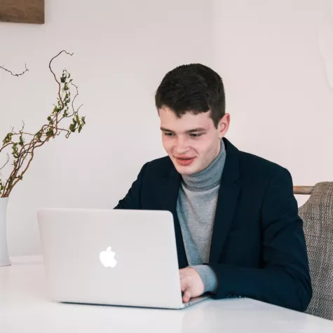 Bild: 18-jähriger Unternehmer berät die Baubranche