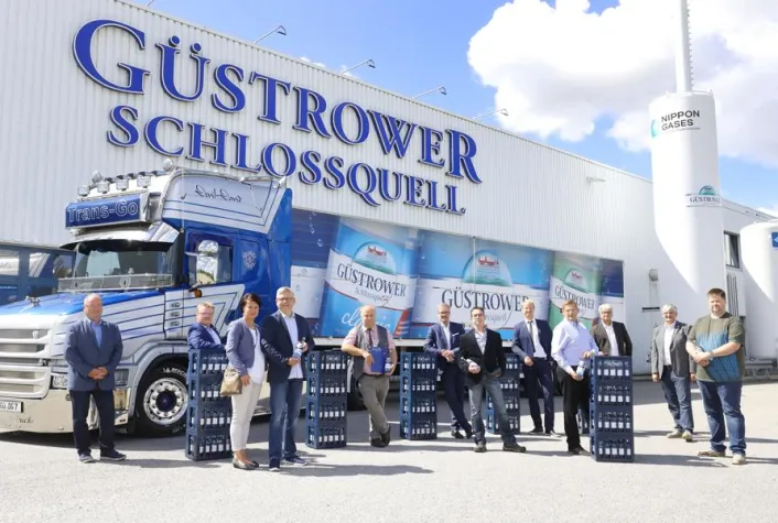 Bild: Spendenaktion von Güstrower Schlossquell: 17.500 Euro für die Gastronomie in Mecklenburg-Vorpommern