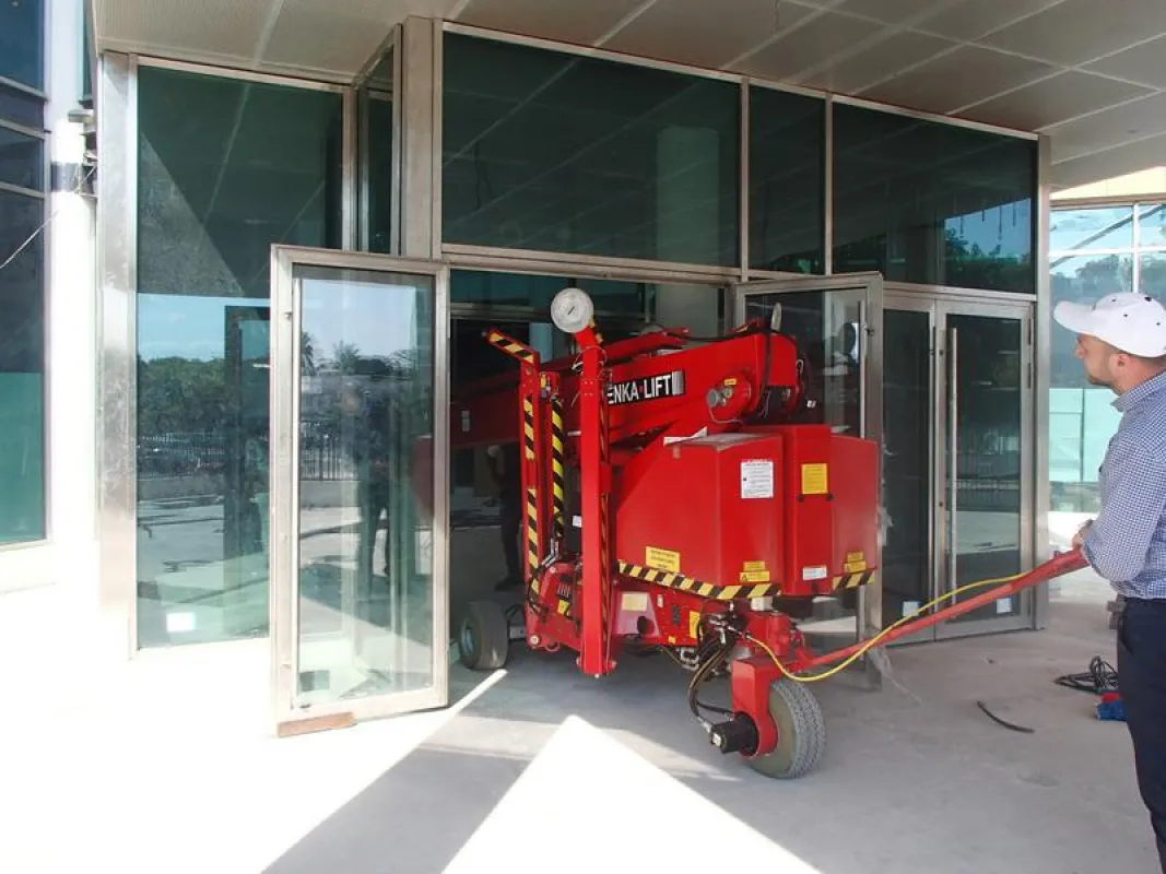 Denka-Lift DL22N bei der Einbringung in das neue Bankgebäude