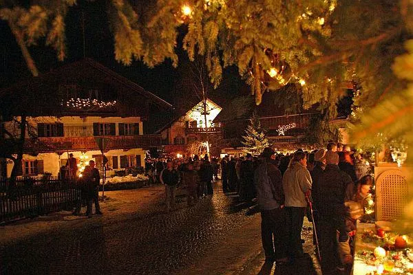 Bild: Kunsthandwerk und Altbayerischer Christkindlmarkt in Benediktbeuern
