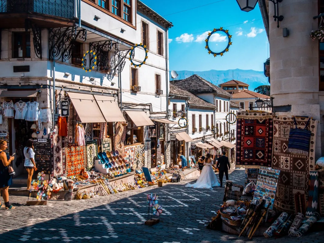 Straßenszene in Gjirokaster, Südalbanien (© Abenteuer Albanien)
