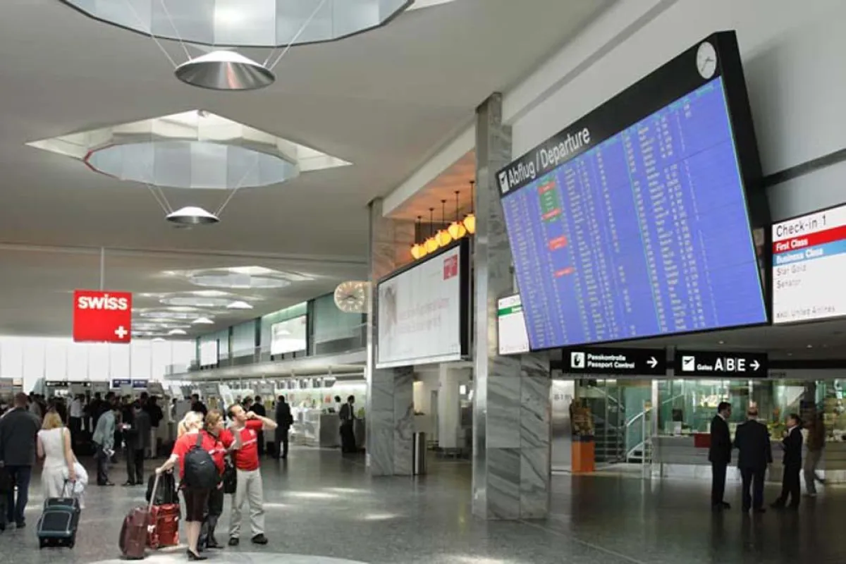 Knapp 12 m² große und 1,8 t schwere Anzeigetafel aus Steglos Plasma Displays
