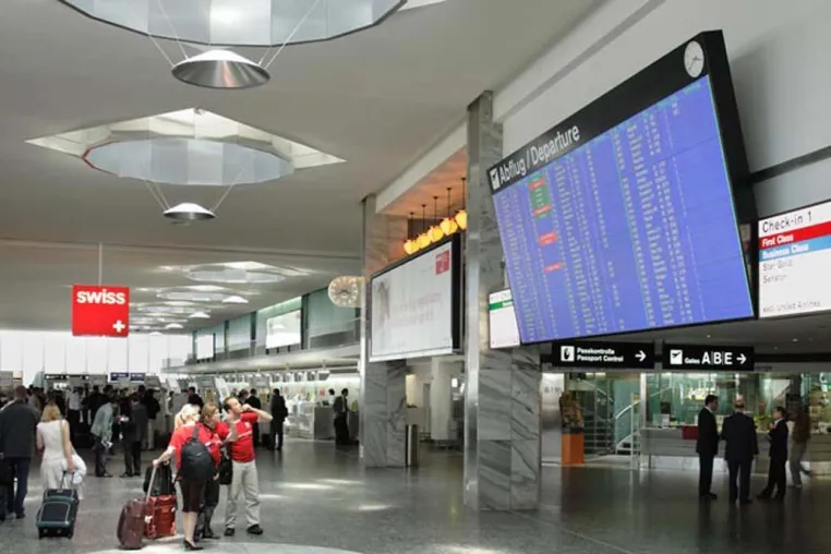 Bild: Großformatige Digital Signage Lösung für Flughafen Zürich
