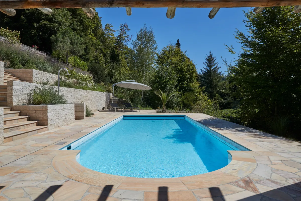 Rundum wohlfühlen mit einem Pool (© Vita Bad)