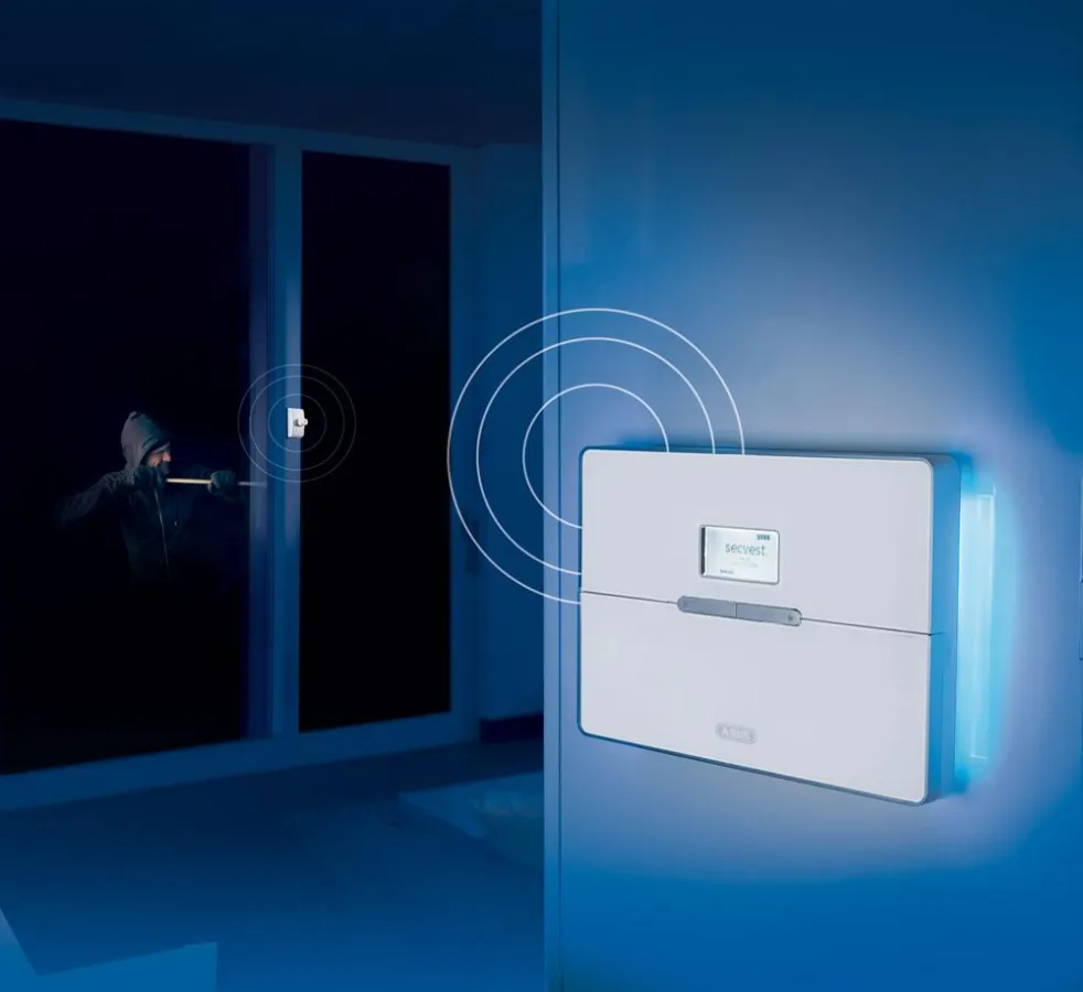 Zusammenspiel der Secvest 2WAY und der FTS 96 E: Der Einbrecher wird entdeckt, lange bevor er ins Objekt eindringt