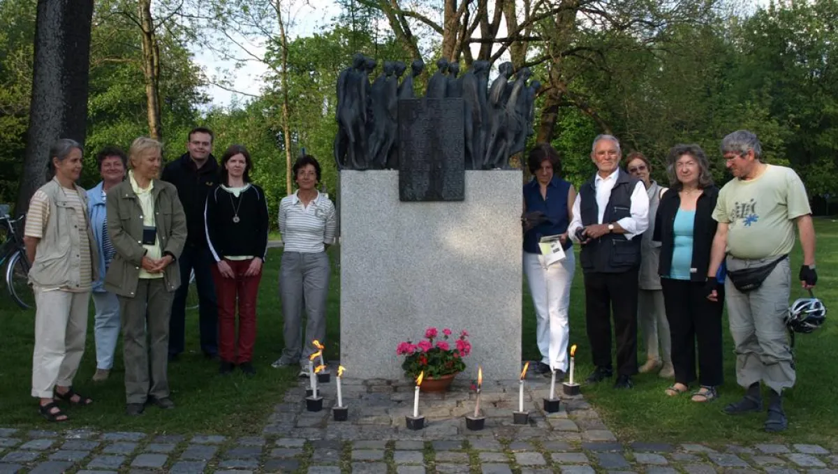 Nach dem gemeinsamen Gedenken an der Blutenburg mit Stadtrat Tobias Weiß (4. von links), Irene Seiler (7. von links) und Willi Fries (8. von links)