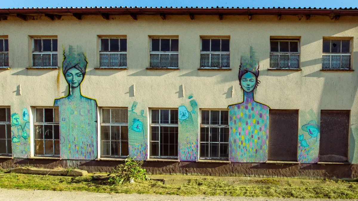 Fassadenkunst trifft auf Reparaturspuren: Ein Ort im Spannungsfeld zwischen Wandel und Werten