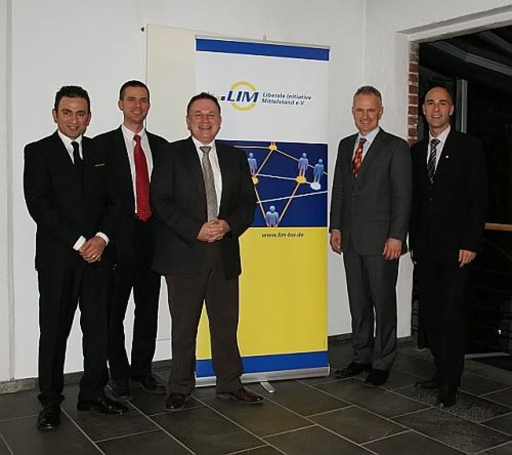 v.l.n.r.: Kartal Can (Rofobox), Ralf Colin (Hochschule Esslingen), Prof. Peter Schäfer (Wirtschaftsministerium Baden-Württemberg),