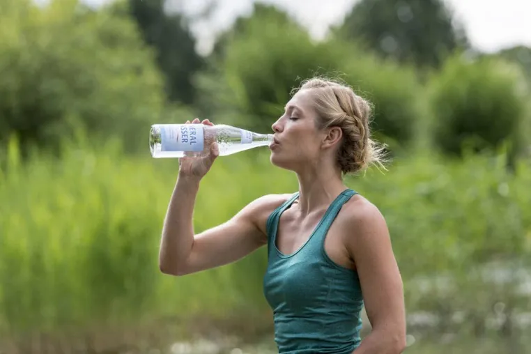 Bild: Fit in den Frühling: Natürliches Mineralwasser unterstützt die Frühjahrsdiät