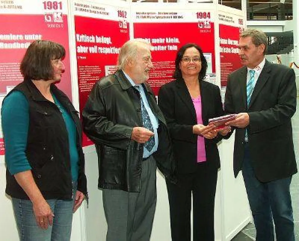 Zum Jubiläum überreicht Joachim Roenisch (l.), Chefredakteur der K?ZEITUNG, Paul und Bettina Schall, Geschäftsführer der Schall-Gruppe und Initiatoren der Fakuma Messe am Bodensee, ein Booklet zur Aus