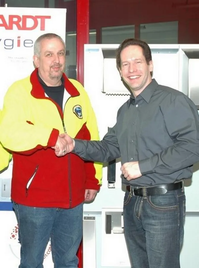 Übergabe der Spendersysteme bei OPHARDT hygiene