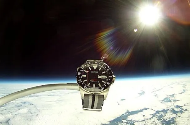 Schweizer Uhr taucht in Stratosphäre ein: Flug in über 35.000 Meter Höhe - DAVOSA Argonautic Dual Time Bild: Schweizer Uhr taucht in Stratosphäre ein: Flug in über 35.000 Meter Höhe - DAVOSA Argonautic Dual Time