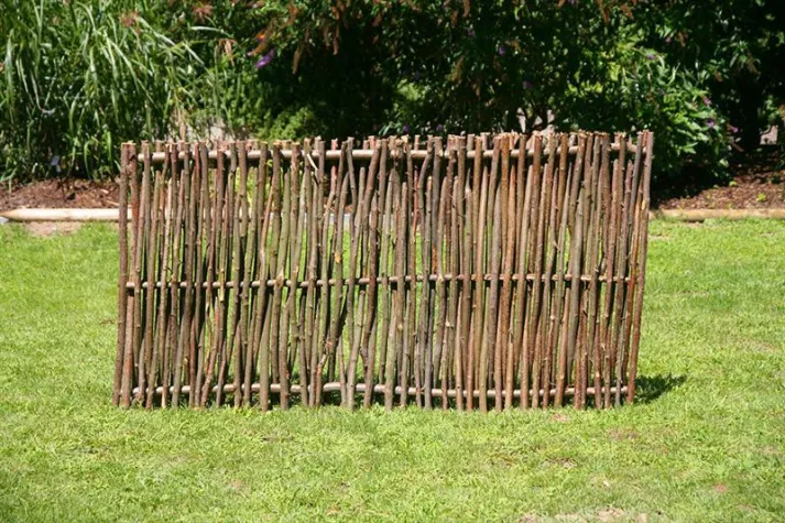 Bild: Sichtschutzzäune aus Haselnussruten liegen im Trend