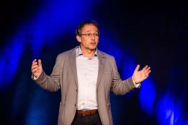 Bild: Leadership Experte begeistert beim Speaker Slam Weltrekord mit „Natürlich führen?“ 