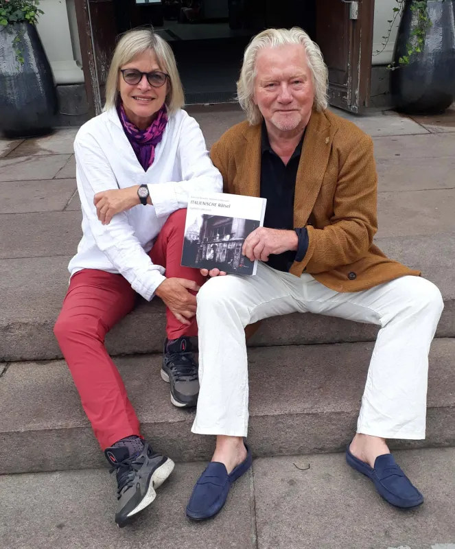 Ranveig Eckhoff und Morten Krogvold mit ihrem Buch Italienische Rätsel (© Ranveig Eckhoff)