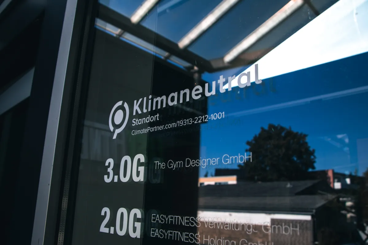 Hinweis zur Klimaneutralität direkt am Eingang des EASYFITESS HQ in Hannover Misburg-Anderten (© EASYFITNESS Franchise GmbH)