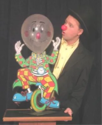 Bild: ZAUBERER & CLOWN MARKUS POÉTES UNTERSTÜTZT DIE "ELTERNINITIATIVE KREBSKRANKER KINDER ST. AUGUSTIN E.V."