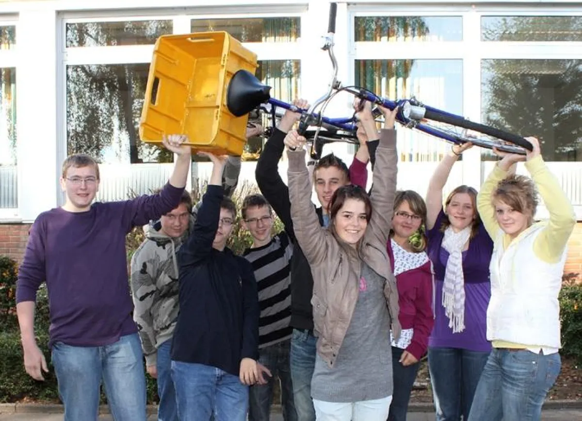 Jungunternehmer Lukas, Michael, Tim, Niclas, Sebastian, Kelly-Marie, Verena, Fabienne und Edith (v.l.n.r.) der Schülerfirma