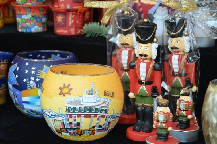 Bild: Wegen Dauerbaustellen: Der 25. Nostalgische Weihnachtsmarkt Opernpalais ist 2016 um die St. Hedwigs-Kathedrale