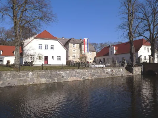 Bild: Oster- und Frühlings-Arrangements genießen auf Wasserschloss Mellenthin